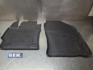 Gebruikte Matten Set Toyota Corolla (E21/EA1/EH1) 1.8 16V Hybrid Prijs op aanvraag aangeboden door Auto Bek