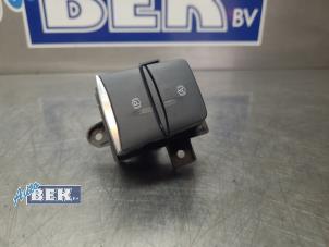 Gebruikte Handrem schakelaar Ford Focus 4 1.0 EcoBoost 12V Hybrid 155 Prijs € 14,00 Margeregeling aangeboden door Auto Bek