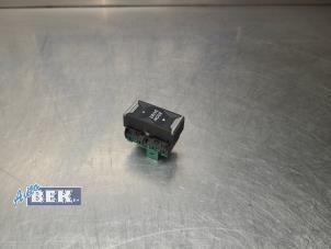 Gebruikte Schakelaar (diversen) Peugeot 208 II (UB/UH/UP) 1.2 Vti 12V PureTech 100 Prijs € 22,50 Margeregeling aangeboden door Auto Bek