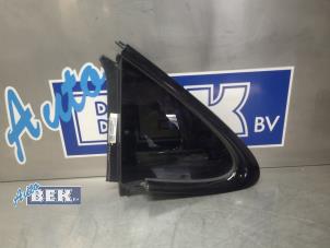 Gebruikte Ruit Driekhoek links-achter Porsche Taycan (Y1A) 4S 105 kWh Prijs € 175,00 Margeregeling aangeboden door Auto Bek