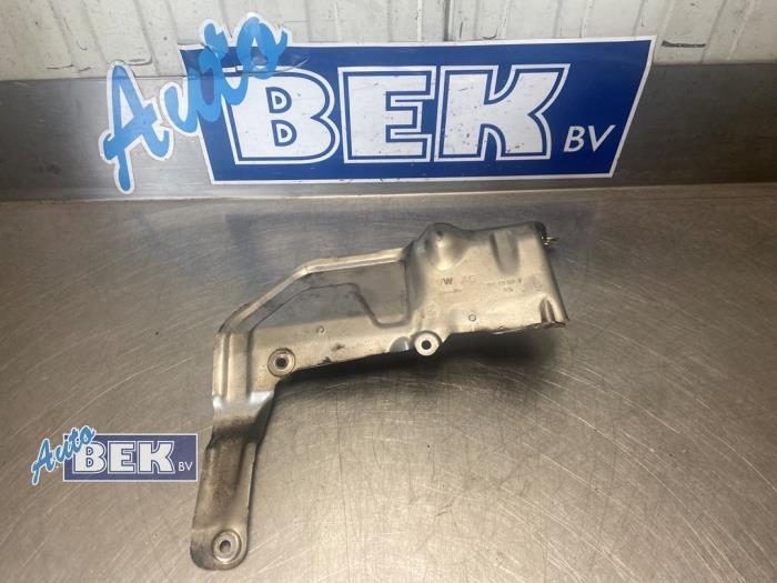 Gebruikte Hitteschild uitlaat Volkswagen Golf VIII (CD1) 1.5 eTSI 16V Prijs € 18,00 Margeregeling aangeboden door Auto Bek