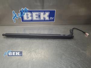 Gebruikte Kofferdekseldemper links-achter Kia EV3 (SV1) 58.3/81.4 kWh Prijs op aanvraag aangeboden door Auto Bek