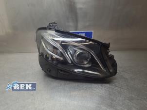 Gebruikte Koplamp rechts Mercedes E (W213) E-200d 1.6 Turbo 16V Prijs op aanvraag aangeboden door Auto Bek