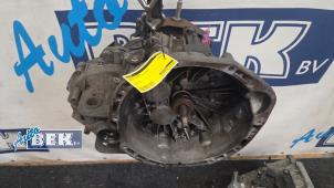 Gebruikte Versnellingsbak Renault Trafic New (FL) 2.0 dCi 16V 90 Prijs € 399,99 Margeregeling aangeboden door Auto Bek