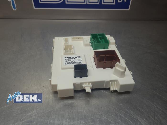 Gebruikte Module Bodycontrol Volvo XC40 (XZ) 1.5 T4 Plug-in Hybrid 12V Prijs € 185,00 Margeregeling aangeboden door Auto Bek