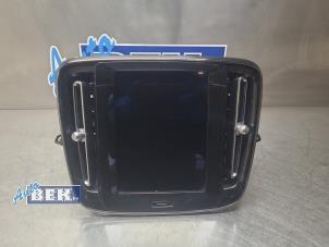 Gebruikte Display Interieur Volvo XC40 (XZ) 1.5 T4 Plug-in Hybrid 12V Prijs op aanvraag aangeboden door Auto Bek