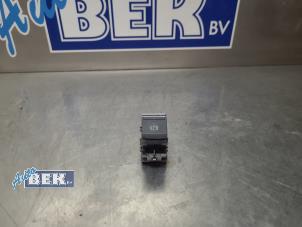 Gebruikte Handrem schakelaar Skoda Enyaq iV 80 Prijs € 25,00 Margeregeling aangeboden door Auto Bek