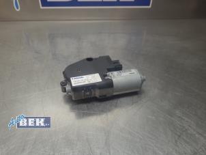 Gebruikte Schuifdak Motor Volkswagen Polo V (6R) 1.2 TSI Prijs € 85,00 Margeregeling aangeboden door Auto Bek