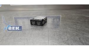 Gebruikte AUX/USB aansluiting BMW 3 serie Touring (G21) 330e xDrive 2.0 TwinPower Turbo 16V Prijs € 25,00 Margeregeling aangeboden door Auto Bek