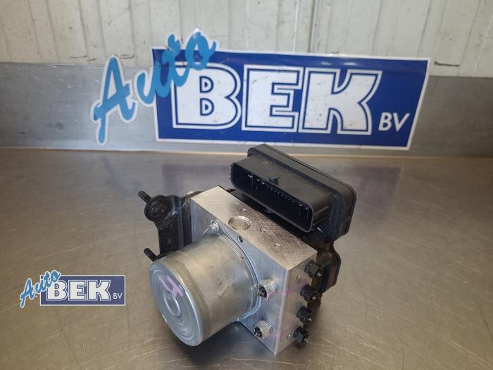 Gebruikte ABS Pomp Toyota Yaris Cross (PB1/PJ1) 1.5 12V Hybrid 130 Prijs € 225,00 Margeregeling aangeboden door Auto Bek