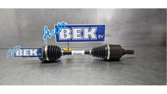 Gebruikte Aandrijfas links-voor Peugeot 5008 II (M4/MC/MJ/MR) 2.0 BlueHDi 180 16V Prijs € 105,00 Margeregeling aangeboden door Auto Bek
