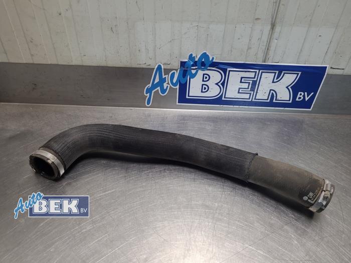 Gebruikte Intercooler Slang Peugeot 5008 II (M4/MC/MJ/MR) 2.0 BlueHDi 180 16V Prijs € 30,00 Margeregeling aangeboden door Auto Bek