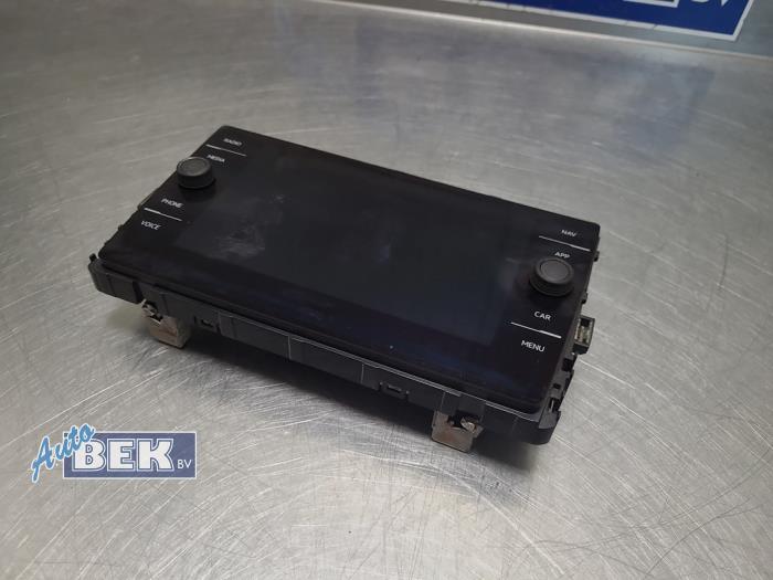 Gebruikte Display Multi Media regelunit Volkswagen Polo VI (AW1) 1.0 TSI 12V Prijs € 125,00 Margeregeling aangeboden door Auto Bek