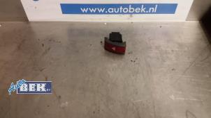 Gebruikte Paniekverlichtings Schakelaar Opel Tigra Twin Top 1.8 16V Prijs € 5,00 Margeregeling aangeboden door Auto Bek