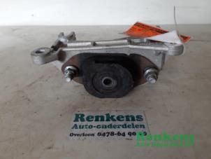 Gebruikte Versnellingsbak Steun Renault Kangoo/Grand Kangoo (KW) 1.2 16V TCE Prijs € 40,00 Margeregeling aangeboden door Renkens Auto-Onderdelen B.V.