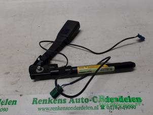 Gebruikte Veiligheidsgordel Insteek rechts-voor Opel Astra H Twin Top (L67) 1.9 CDTi 16V Prijs € 25,00 Margeregeling aangeboden door Renkens Auto-Onderdelen B.V.