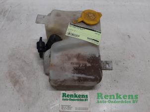 Gebruikte Ruitensproeiertank voor Opel Corsa B (73/78/79) 1.4 Joy,Sport,GLS 16V Ecotec Prijs € 25,00 Margeregeling aangeboden door Renkens Auto-Onderdelen B.V.