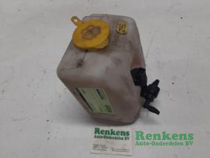 Gebruikte Ruitensproeiertank voor Opel Corsa C (F08/68) 1.4 16V Prijs € 15,00 Margeregeling aangeboden door Renkens Auto-Onderdelen B.V.