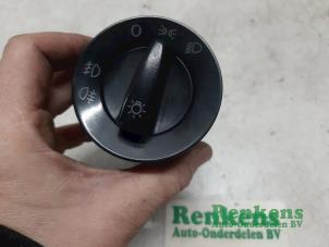 Gebruikte Licht Schakelaar Volkswagen New Beetle (1Y7) 1.9 TDI Prijs € 25,00 Margeregeling aangeboden door Renkens Auto-Onderdelen B.V.