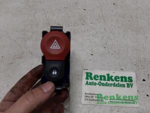 Gebruikte Gevarenlicht Schakelaar Renault Kangoo/Grand Kangoo (KW) 1.2 16V TCE Prijs € 20,00 Margeregeling aangeboden door Renkens Auto-Onderdelen B.V.