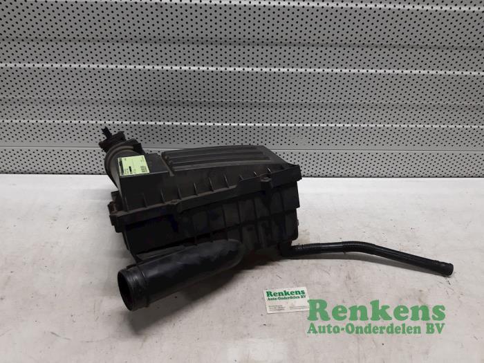 Gebruikte Luchtfilterhuis Volkswagen Passat Variant (3C5) 2.0 TDI 140 Prijs € 45,00 Margeregeling aangeboden door Renkens Auto-Onderdelen B.V.
