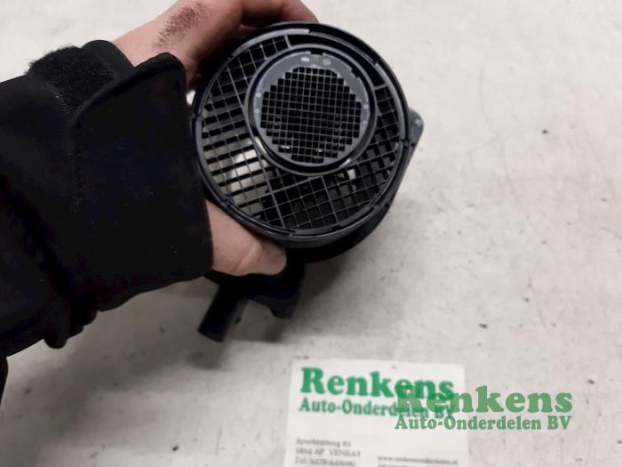 Gebruikte Luchtmassameter Volkswagen Jetta III (1K2) 2.0 TDI DPF 140 Prijs € 20,00 Margeregeling aangeboden door Renkens Auto-Onderdelen B.V.