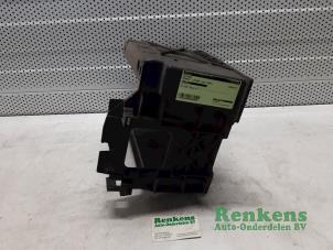 Gebruikte Accubak Renault Laguna III Estate (KT) 2.0 dCi 16V 175 FAP Prijs € 40,00 Margeregeling aangeboden door Renkens Auto-Onderdelen B.V.