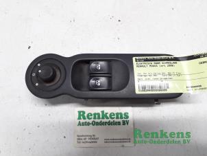 Gebruikte Elektrisch Raam Schakelaar Renault Modus/Grand Modus (JP) 1.2 16V Prijs € 20,00 Margeregeling aangeboden door Renkens Auto-Onderdelen B.V.