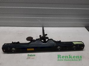 Gebruikte Slotplaat voor Toyota Yaris (P1) 1.0 16V VVT-i Prijs € 25,00 Margeregeling aangeboden door Renkens Auto-Onderdelen B.V.