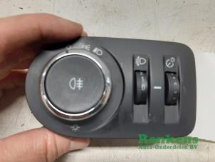 Gebruikte Licht Schakelaar Opel Corsa D 1.3 CDTi 16V ecoFLEX Prijs € 25,00 Margeregeling aangeboden door Renkens Auto-Onderdelen B.V.
