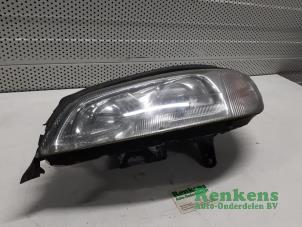 Gebruikte Koplamp links Opel Omega B Caravan (21/22/23) 2.6 V6 24V Prijs € 75,00 Margeregeling aangeboden door Renkens Auto-Onderdelen B.V.