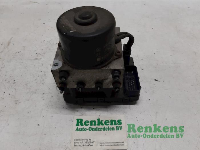 Gebruikte ABS Pomp Volkswagen Golf IV (1J1) 1.4 16V Prijs € 50,00 Margeregeling aangeboden door Renkens Auto-Onderdelen B.V.