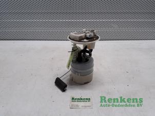 Gebruikte Benzinepomp Renault Twingo II (CN) 1.2 Prijs € 30,00 Margeregeling aangeboden door Renkens Auto-Onderdelen B.V.