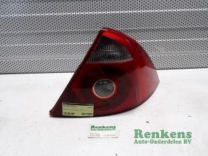 Gebruikte Achterlicht rechts Ford Mondeo III 2.0 TDCi/TDDi 115 16V Prijs € 35,00 Margeregeling aangeboden door Renkens Auto-Onderdelen B.V.