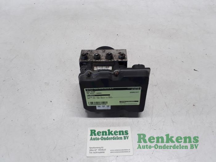 Gebruikte ABS Pomp Volkswagen Polo IV (9N1/2/3) 1.4 TDI 80 Prijs € 60,00 Margeregeling aangeboden door Renkens Auto-Onderdelen B.V.