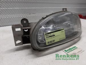 Gebruikte Linker Koplamp Mazda 121 (DB) 1.1 Prijs € 25,00 Margeregeling aangeboden door Renkens Auto-Onderdelen B.V.