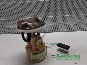 Gebruikte Benzinepomp Renault Clio II (BB/CB) 1.2 Prijs € 35,00 Margeregeling aangeboden door Renkens Auto-Onderdelen B.V.