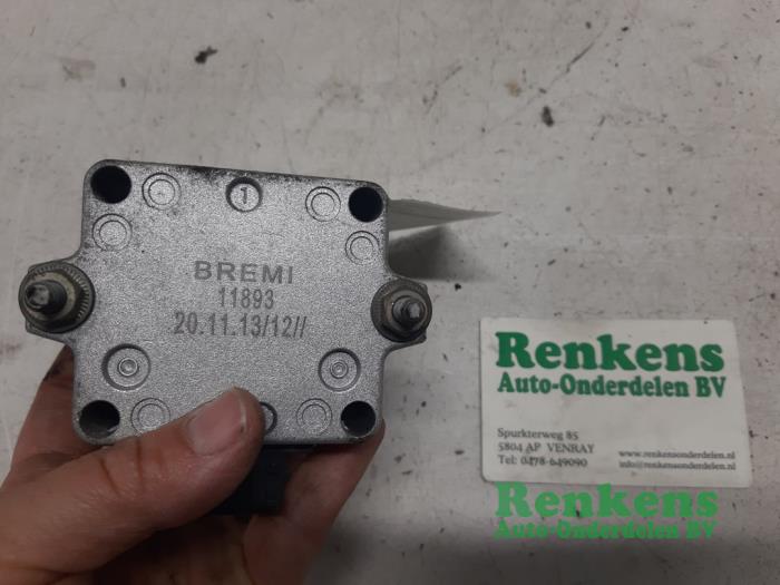 Bobine van een Volkswagen Polo III (6N1) 1.4i 60 1997