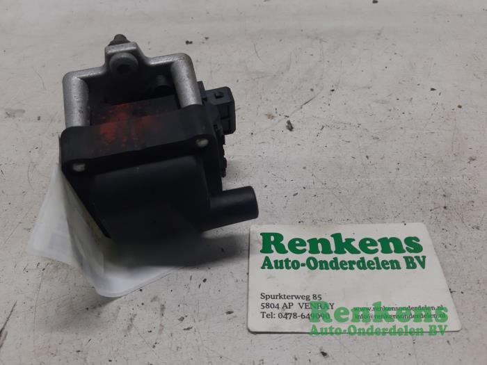 Bobine van een Volkswagen Polo III (6N1) 1.4i 60 1997