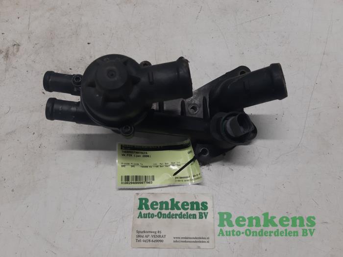 Gebruikte Thermostaathuis Volkswagen Fox (5Z) 1.2 Prijs € 25,00 Margeregeling aangeboden door Renkens Auto-Onderdelen B.V.