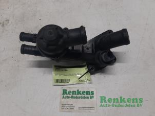 Gebruikte Thermostaathuis Volkswagen Fox (5Z) 1.2 Prijs € 25,00 Margeregeling aangeboden door Renkens Auto-Onderdelen B.V.