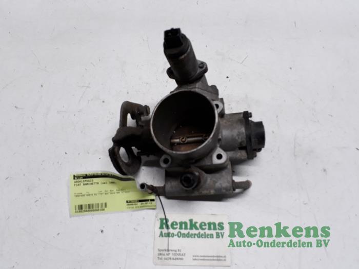 Gebruikte Gasklephuis Fiat Barchetta (183) 1.8 16V Prijs € 30,00 Margeregeling aangeboden door Renkens Auto-Onderdelen B.V.