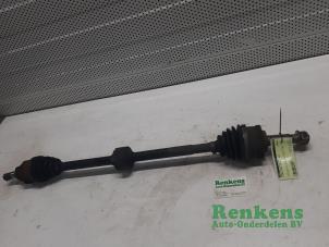 Gebruikte Aandrijfas rechts-voor Nissan Almera Tino (V10M) 1.8 16V Prijs € 50,00 Margeregeling aangeboden door Renkens Auto-Onderdelen B.V.