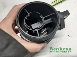 Luchtmassameter van een Volkswagen Golf Plus (5M1/1KP) 2.0 TDI 16V 2006
