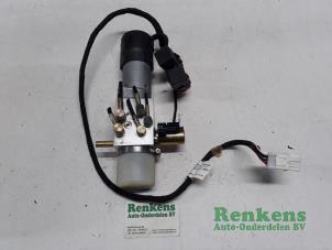 Gebruikte Cabriodak Motor Peugeot 206 CC (2D) 1.6 16V Prijs € 125,00 Margeregeling aangeboden door Renkens Auto-Onderdelen B.V.