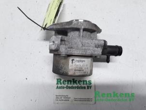 Gebruikte Vacuumpomp (Diesel) Renault Clio III (BR/CR) 1.5 dCi FAP Prijs € 45,00 Margeregeling aangeboden door Renkens Auto-Onderdelen B.V.