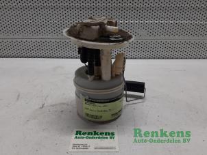 Gebruikte Benzinepomp Renault Clio II (BB/CB) 1.6 16V Prijs € 35,00 Margeregeling aangeboden door Renkens Auto-Onderdelen B.V.