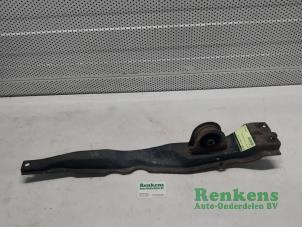 Gebruikte Drager vooras Mitsubishi Outlander (CU) 2.0 16V 4x2 Prijs € 40,00 Margeregeling aangeboden door Renkens Auto-Onderdelen B.V.