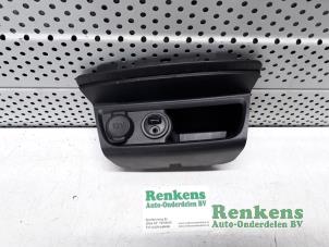 Gebruikte 12 Volt aansluiting Peugeot 208 I (CA/CC/CK/CL) 1.2 Vti 12V PureTech 82 Prijs € 30,00 Margeregeling aangeboden door Renkens Auto-Onderdelen B.V.