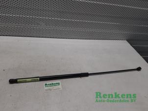 Gebruikte Gasdemper Motorkap rechts Volkswagen Golf VII (AUA) 1.6 TDI BlueMotion 16V Prijs € 15,00 Margeregeling aangeboden door Renkens Auto-Onderdelen B.V.